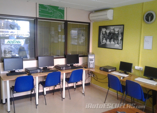 Sala de ordenadores para practicar con test